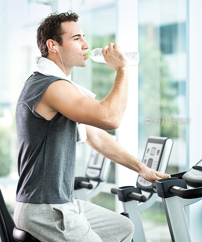 Refreshment at the Gym重复图片